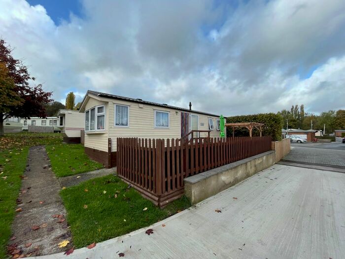 2 Bedroom Mobile/park Home For Sale In Lemonford Caravan Park, Bickington, Newton Abbot, TQ12