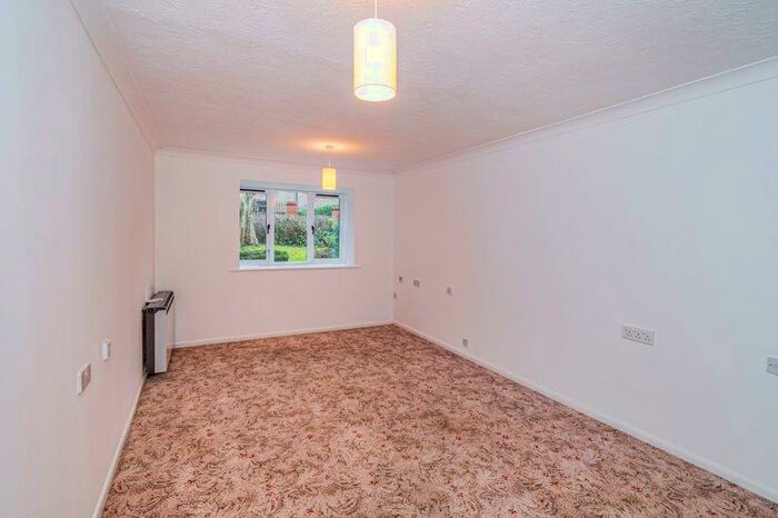 2 Bedroom Flat For Sale In Chestnut Lodge, Southampton, SO16