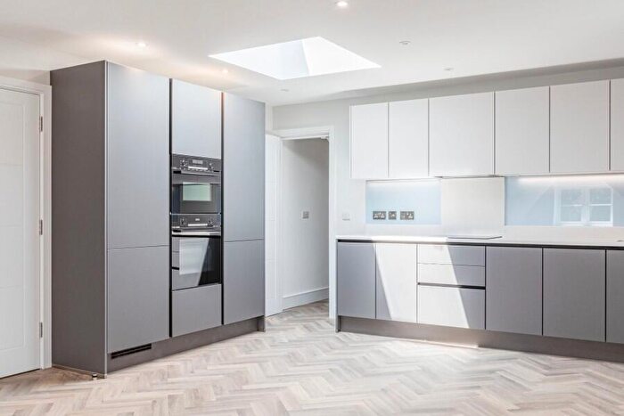 2 Bedroom Apartment To Rent In West Byfleet, Surrey, KT14