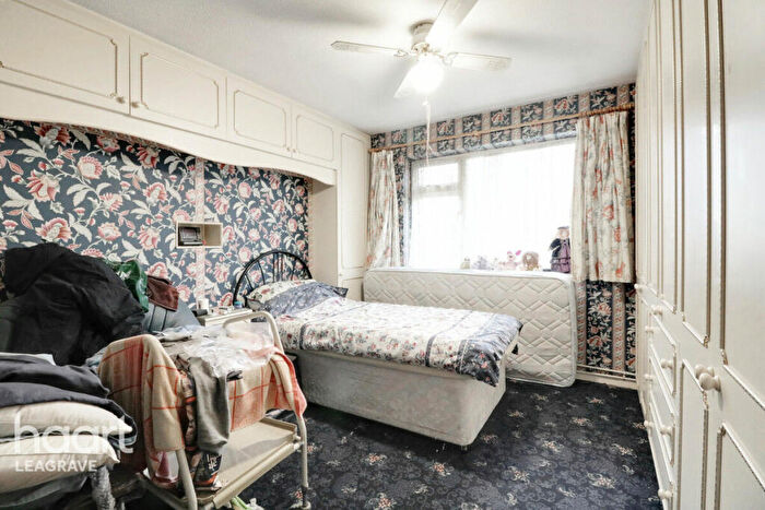 2 Bedroom Detached Bungalow For Sale In School Lane, Luton, LU4