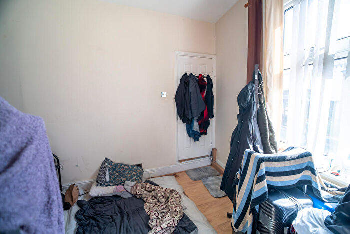 3 Bedroom Apartment To Rent In B Hyde Park Road #, LS6