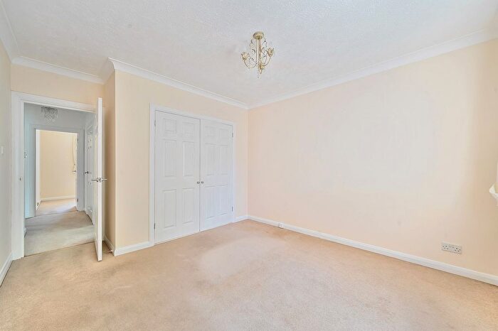 2 Bedroom Flat For Sale In Kings Court, The Avenue, Tadworth, Surrey., KT20