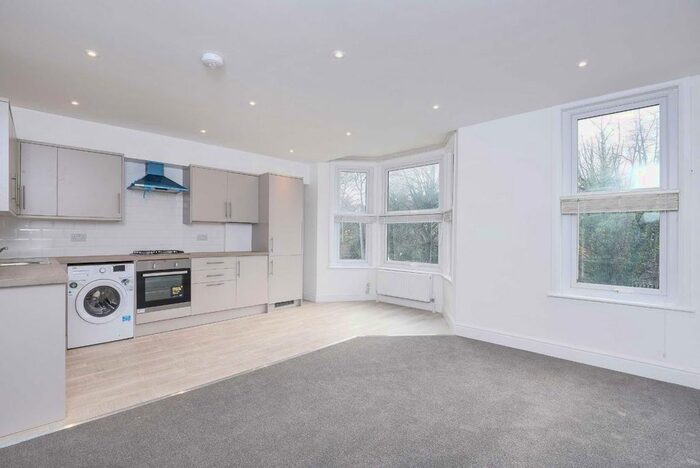 2 Bedroom Flat To Rent In Leigham Vale, London, SW16