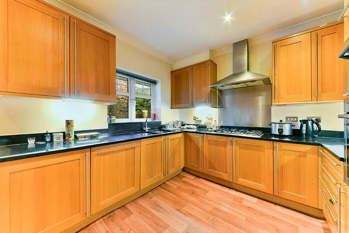 5 Bedroom Detached House To Rent In Padelford Lane Stanmore, HA7