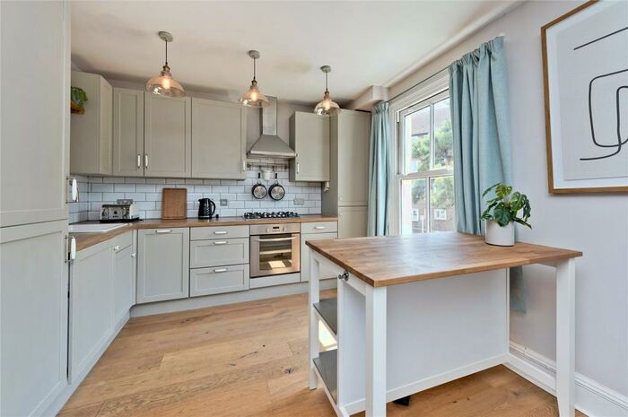 2 Bedroom Apartment To Rent In Priests Bridge, London, SW14
