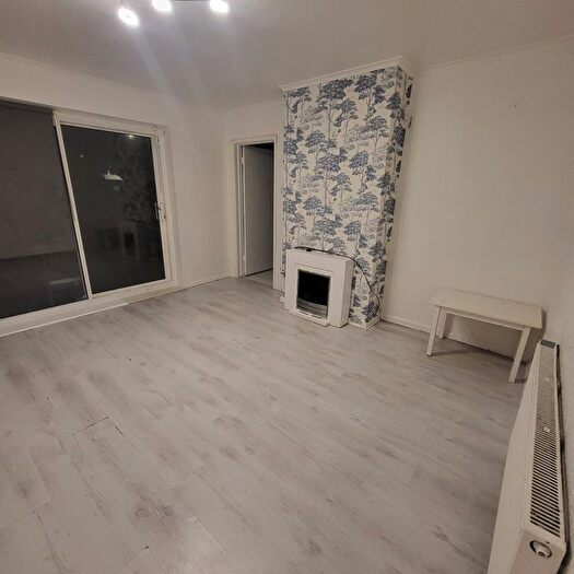 3 Bedroom Semi-Detached House To Rent In Valley Side, London, E4