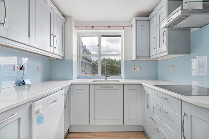 2 Bedroom Flat To Rent In Transom Close, London, SE16