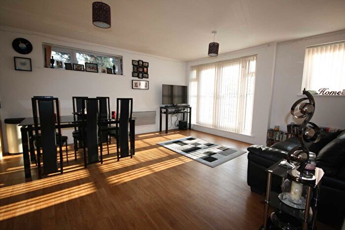 2 Bedroom Flat To Rent In Pine Court, Basildon, SS14