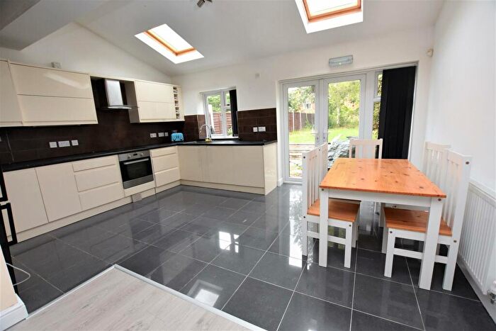 4 Bedroom House To Rent In Warwards Lane, Birmingham, B29