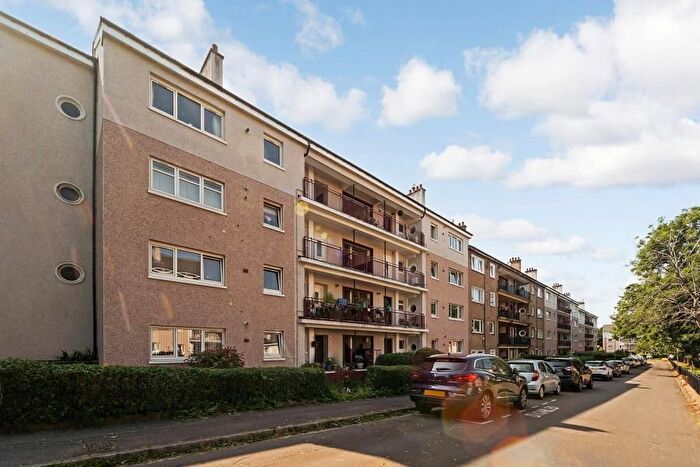 3 Bedroom Flat To Rent In Banchory Avenue, Glasgow, G43
