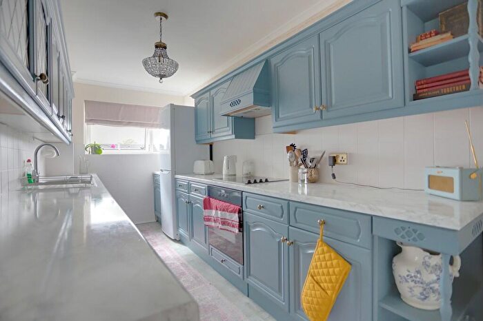 2 Bedroom Apartment To Rent In High Beech, Eversley Park Road, N21