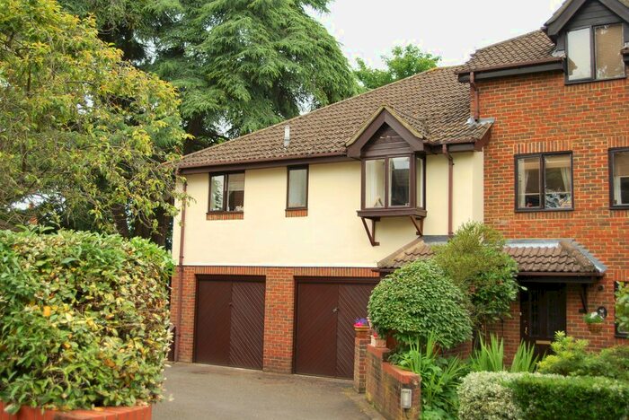 2 Bedroom Flat To Rent In Fairholme Gardens, Farnham, Surrey, Surrey, GU9