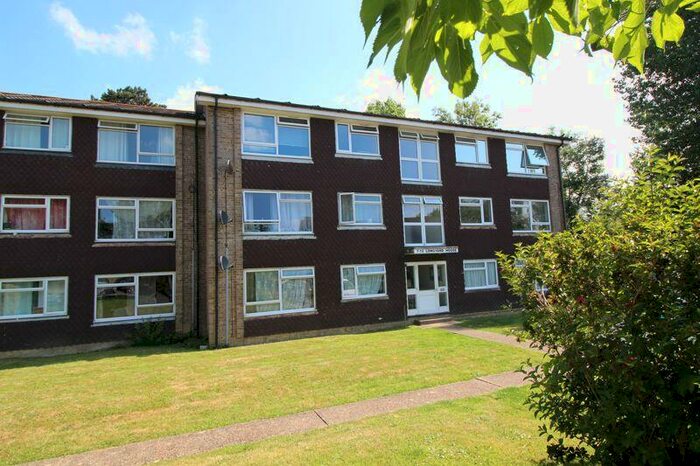 2 Bedroom Flat To Rent In Skipton Way, Horley, RH6
