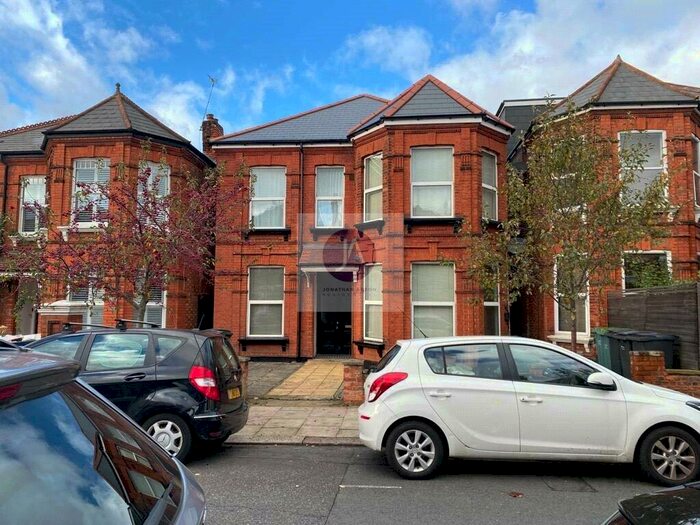 Apartment To Rent In Manstone Road, Kilburn, London, NW2
