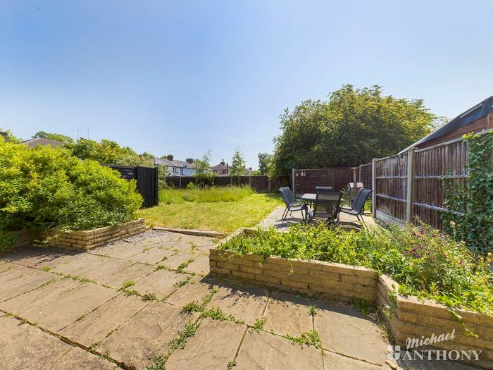 3 Bedroom Terraced House For Sale In Tring Road, Aylesbury, Buckinghamshire, HP20
