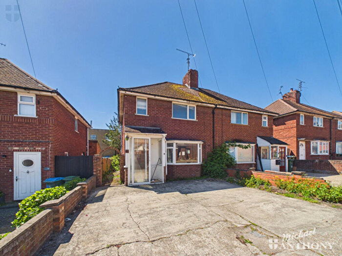 2 Bedroom Semi-Detached House For Sale In St. Johns Road, Aylesbury, HP20