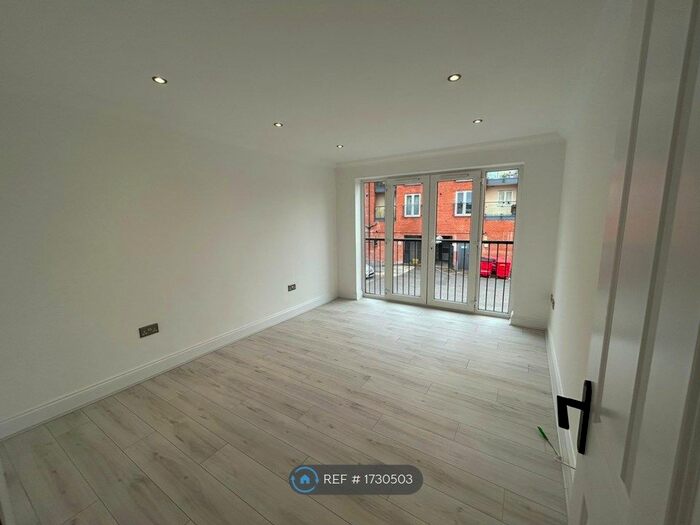 2 Bedroom Flat To Rent In Jade Court, Hoddesdon, EN11