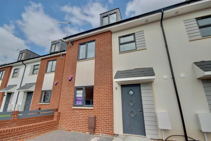 4 Bedroom Semi-Detached House To Rent In Moneyfield Avenue, Portsmouth, PO3