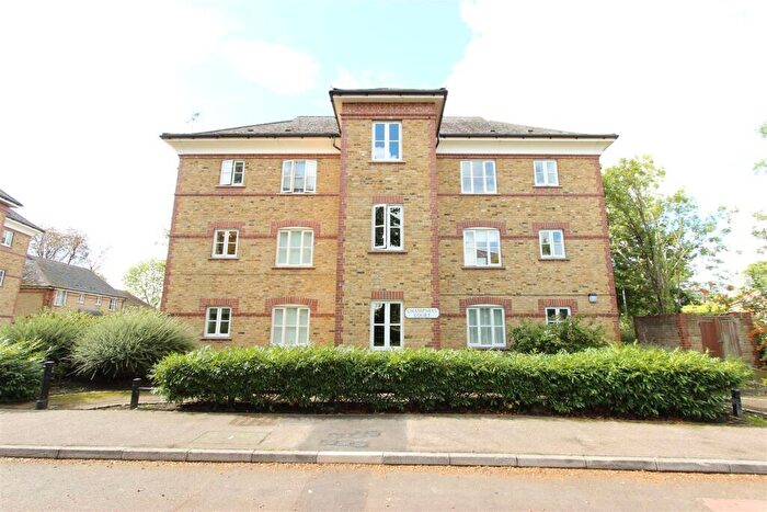2 Bedroom Flat For Sale In Pennington Drive, Winchmore Hill, N21