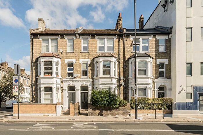 2 Bedroom Flat To Rent In Askew Road, Shepherds Bush, W12