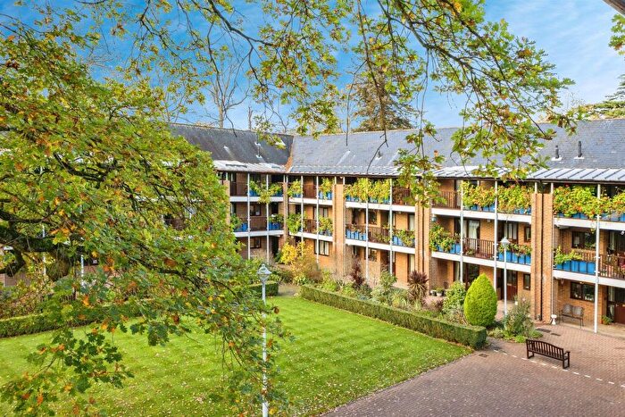 2 Bedroom Flat For Sale In Emmbrook Court, Reading, RG6