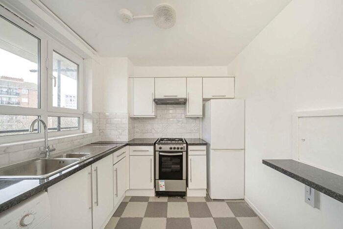 3 Bedroom Flat To Rent In Batman Close, Shepherds Bush, W12