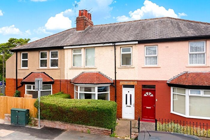 3 Bedroom Terraced House For Sale In Hookstone Avenue, Harrogate, HG2