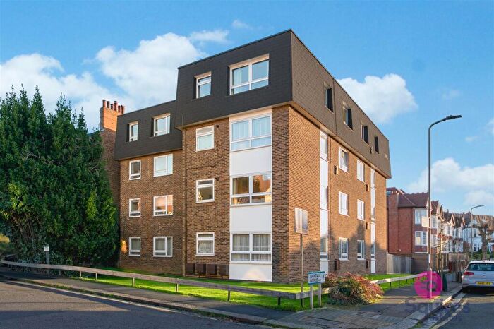 2 Bedroom Flat For Sale In Holden Road, Woodside Park, N12
