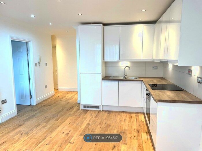 3 Bedroom Flat To Rent In Acre Lane, London, SW2