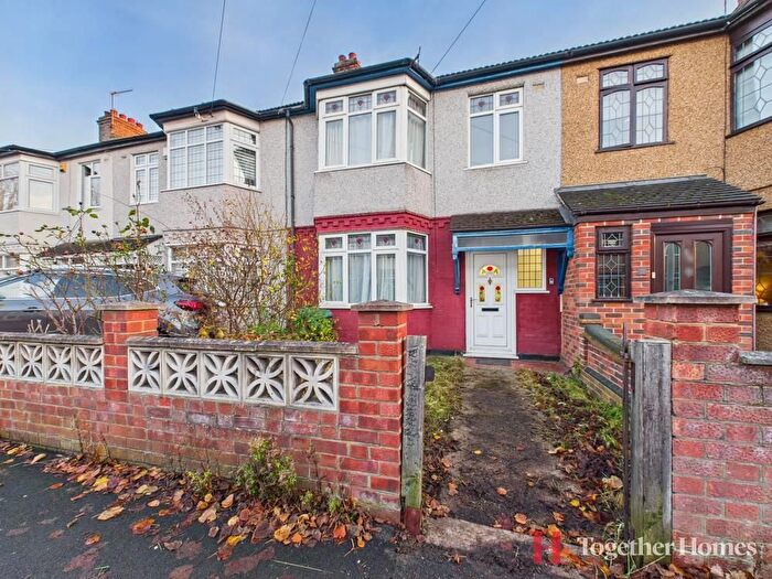 3 Bedroom Property For Sale In Strathmore Gardens, Hornchurch, RM12