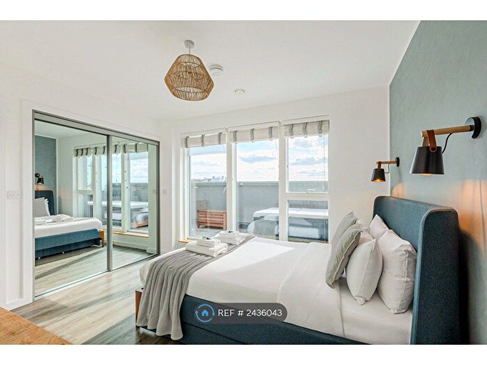 2 Bedroom Flat To Rent In Williamson House, London, SE14