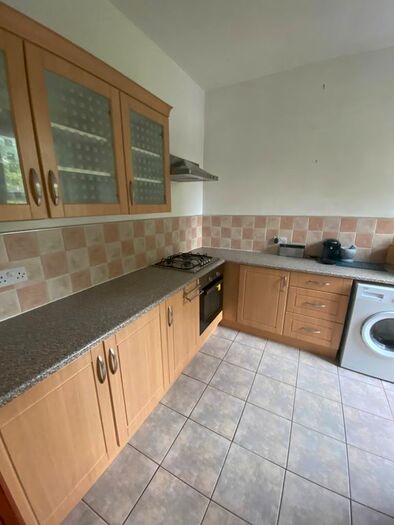 2 Bedroom Flat To Rent In Harehills Avenue, Leeds, LS8