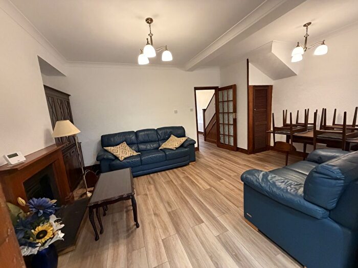 3 Bedroom Semi-Detached House To Rent In Meadowbank Road, London, NW9