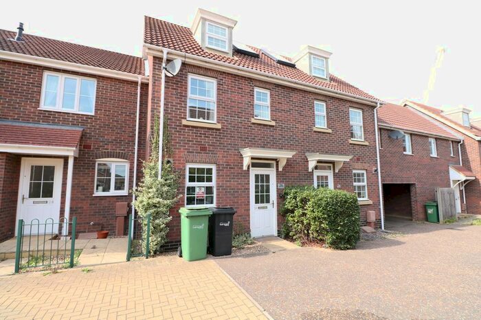 3 Bedroom Semi-Detached House To Rent In Bullfinch Drive, Harleston, IP20