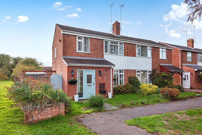 3 Bedroom Semi-Detached House For Sale In Cheyne Way, Farnborough, GU14