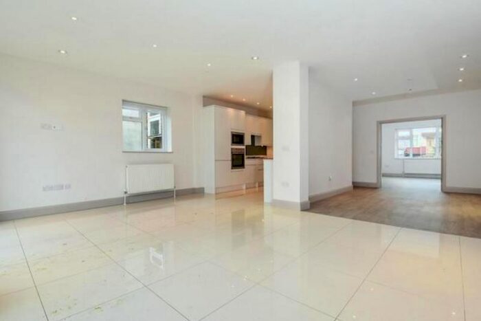 5 Bedroom Semi-Detached House To Rent In Montpelier Rise, London, NW11