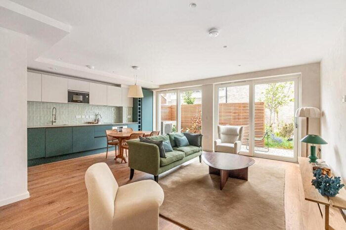 3 Bedroom Apartment For Sale In Manor Park, SE13