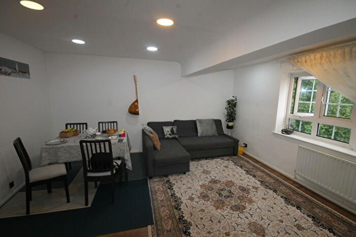 1 Bedroom Flat To Rent In Beechey House, Watts Street, Wapping, E1W