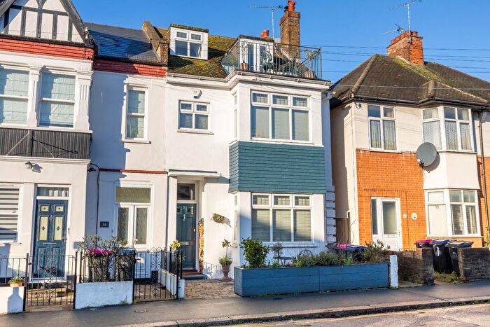 4 Bedroom Property For Sale In Leigham Court Drive, Leigh-On-Sea, SS9