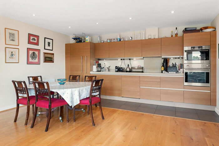 2 Bedroom Flat To Rent In Wendle Square, SW11