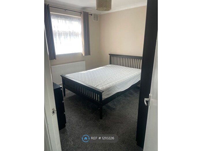1 Bedroom Flat To Rent In Leader Avenue, London, Manor Park, E12