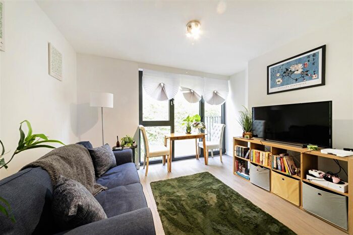 Studio To Rent In Frobisher Road, N8