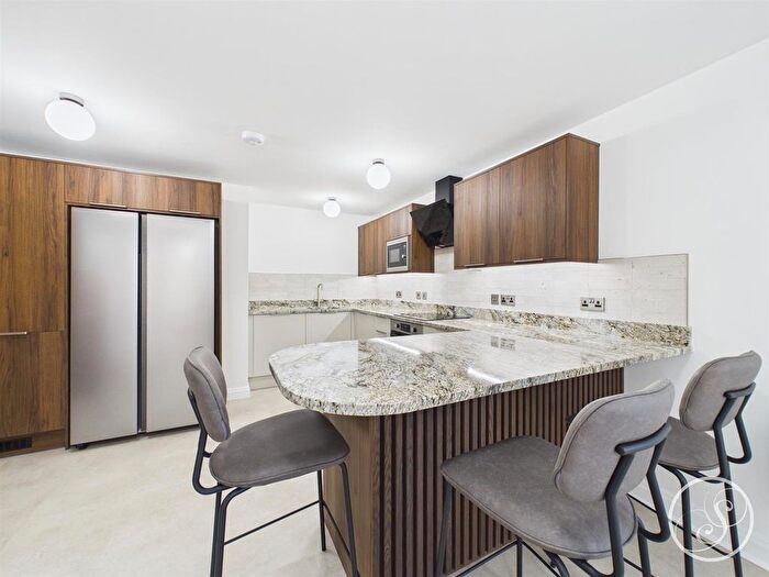 2 Bedroom Flat To Rent In Highthorne Court, Shadwell, LS17