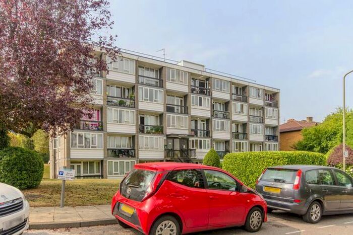2 Bedroom Flat To Rent In Ashbourne Close, London, N12