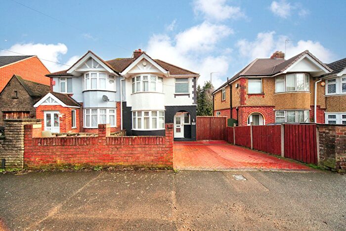 3 Bedroom Semi Detached House For Sale In Somerset Avenue, Luton, LU2