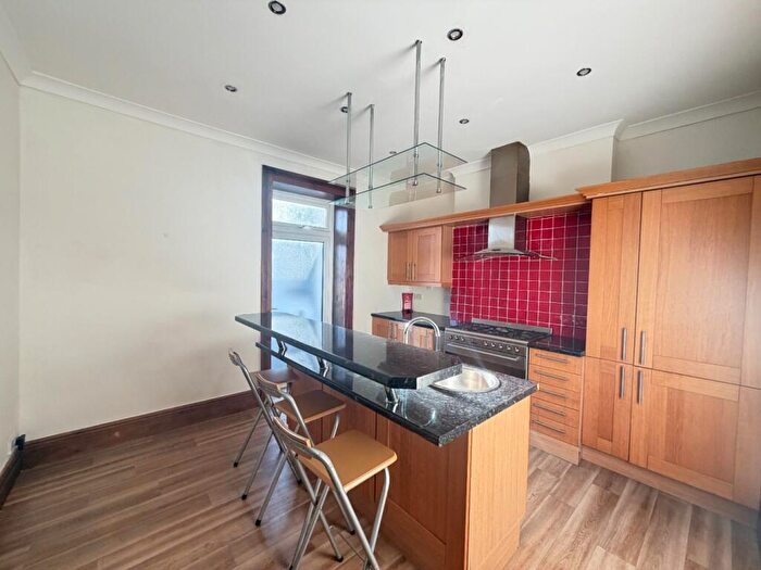 2 Bedroom Triplex To Rent In A Market Square, FY8