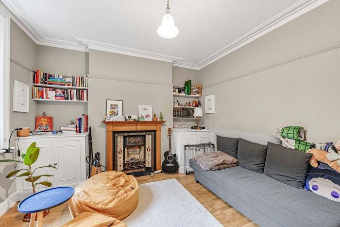 1 Bedroom Flat To Rent In Queen's Club Gardens, Barons Court, W14