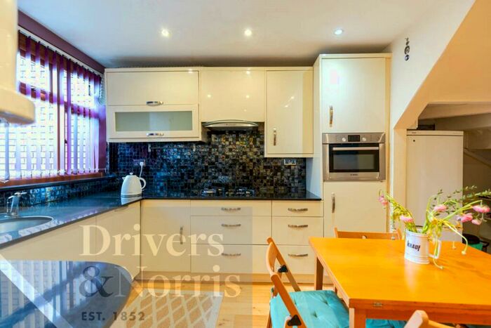 3 Bedroom Apartment To Rent In Mackenzie Road, Islington, London, N7