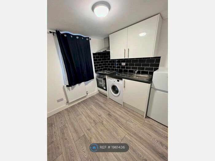 Studio To Rent In Brunswick Crescent, London, N11