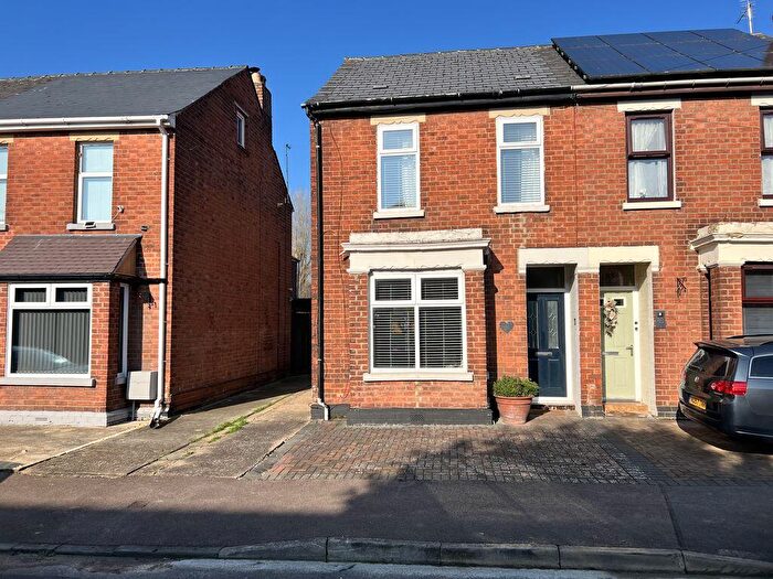3 Bedroom Semi Detached House For Sale In Deans Way, Gloucester, GL1